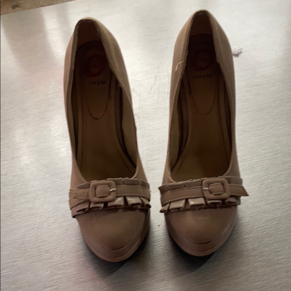 Women’s tan heels size 7